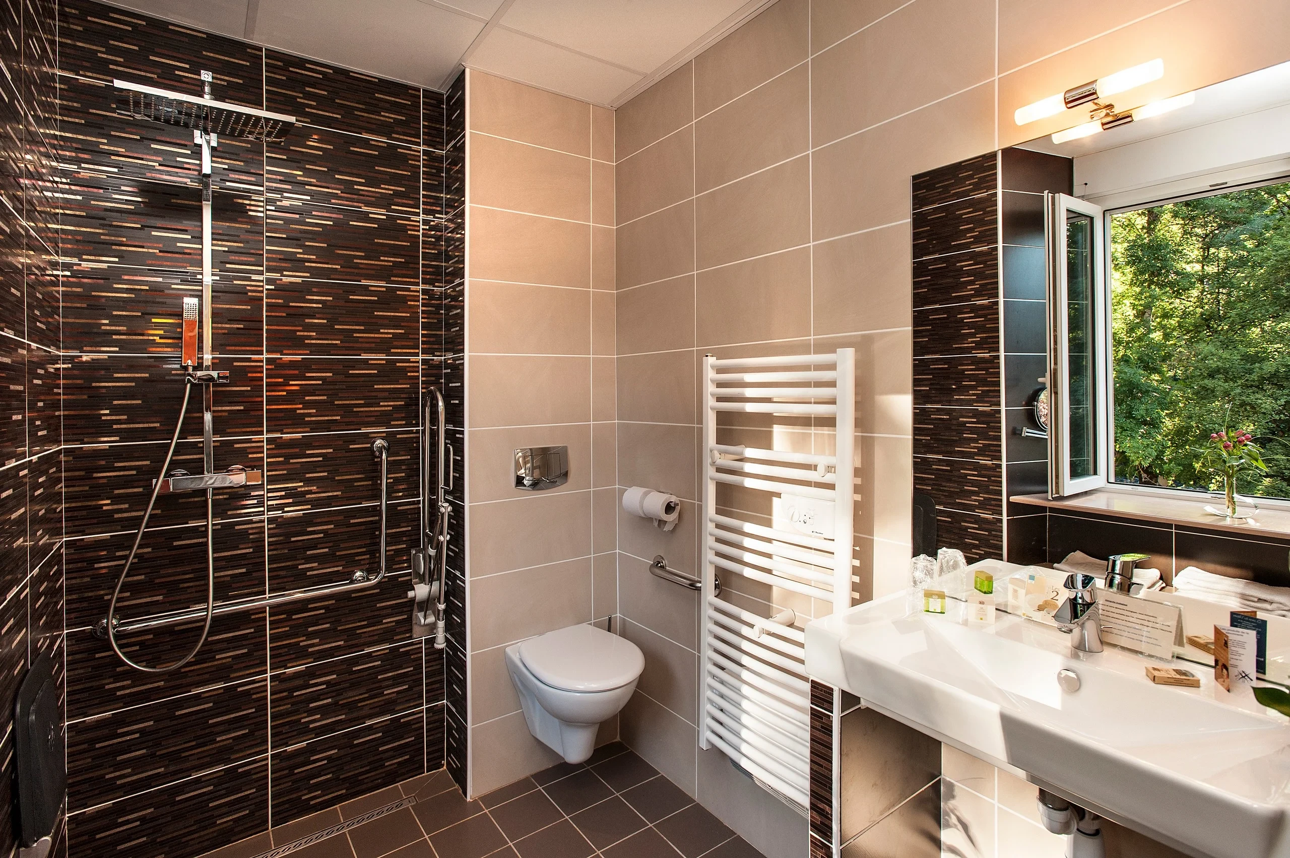 Salle de bain moderne avec douche et fenêtre