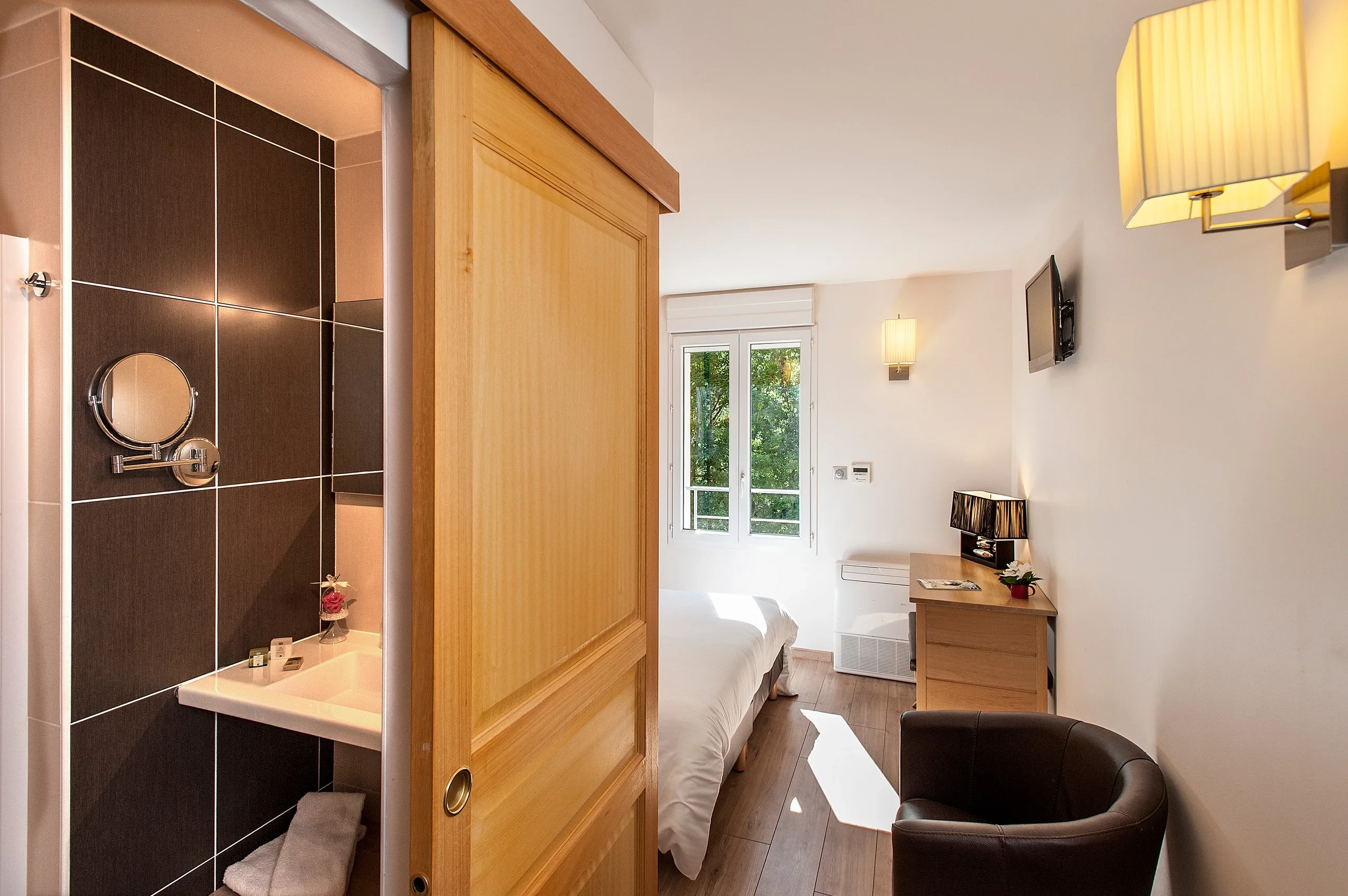 Chambre moderne avec salle de bain ouverte