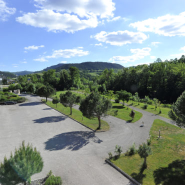 Parking-gourpe-hotel-lozere-les2rives