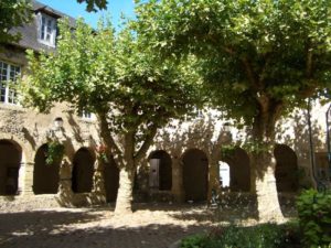 cloitre de st geniez d'olt tourisme