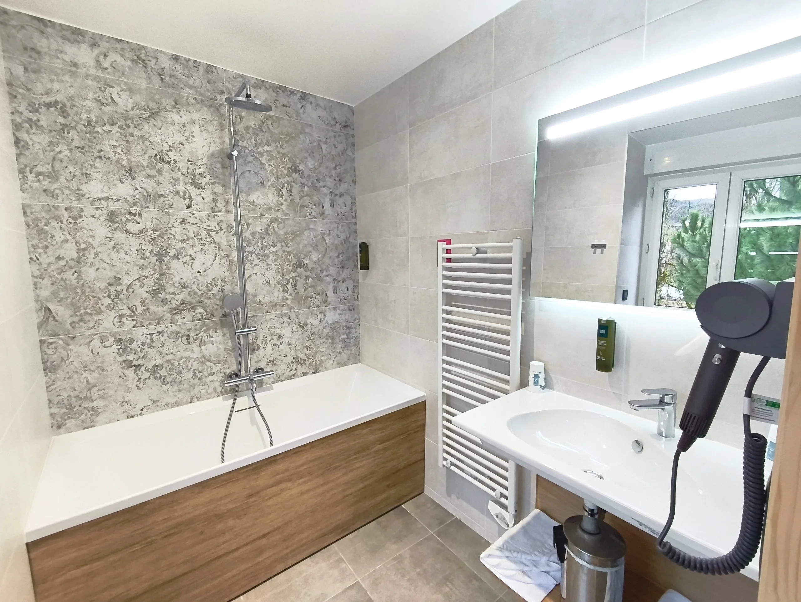 Salle de bain moderne avec baignoire et meuble sous vasque