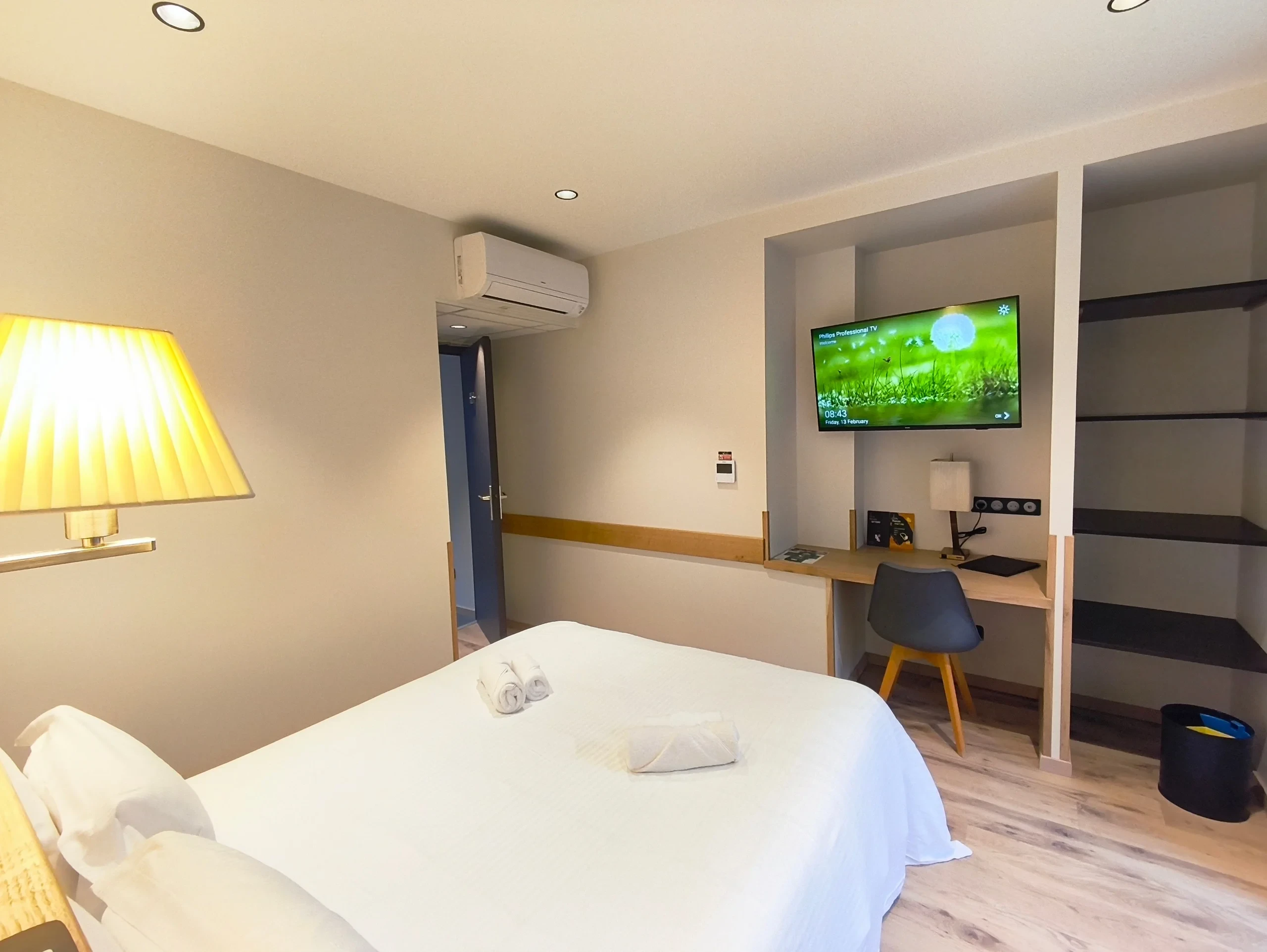 Chambre moderne avec lit et bureau