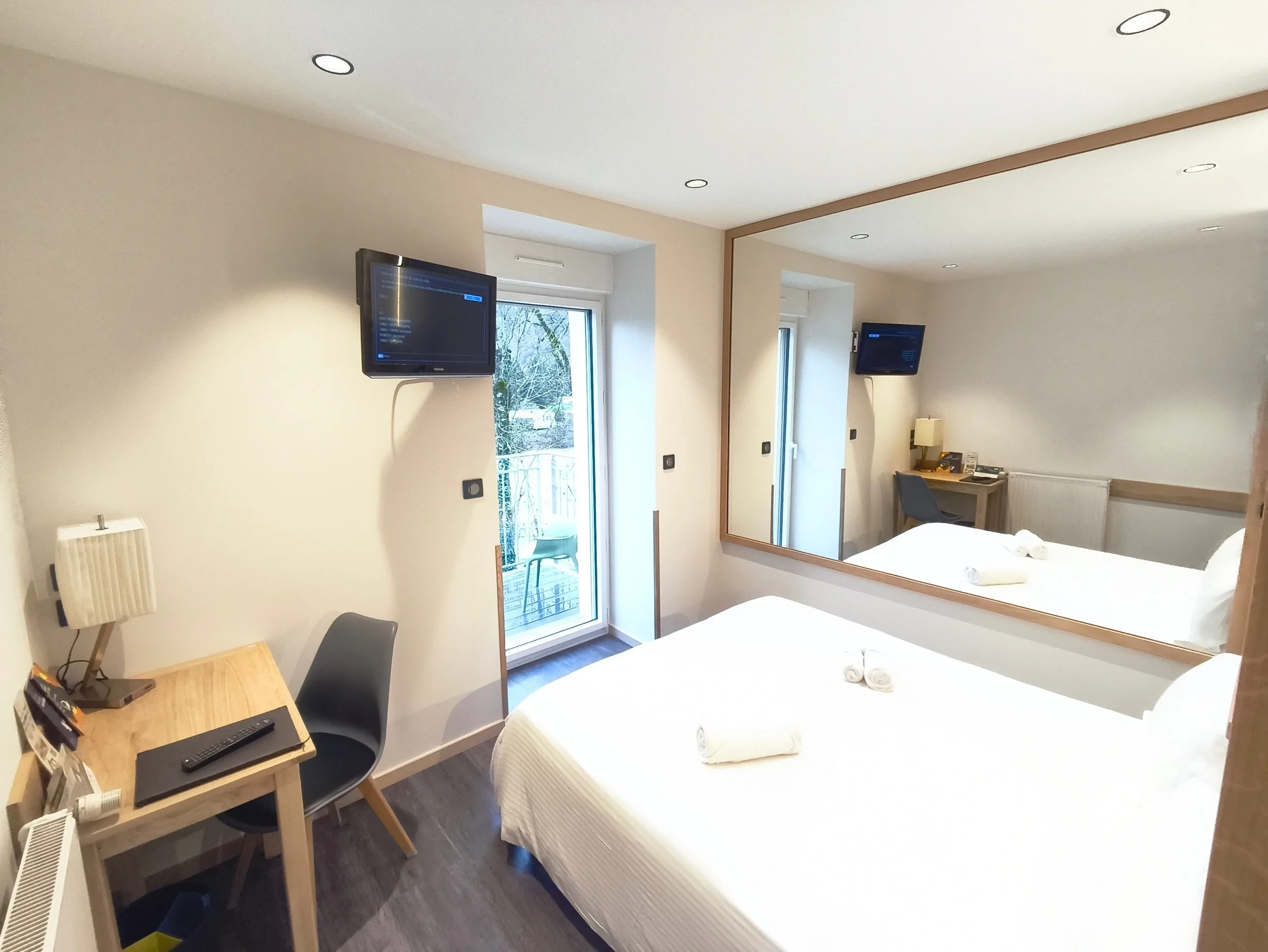 Chambre moderne avec grand lit et کون salle de bain