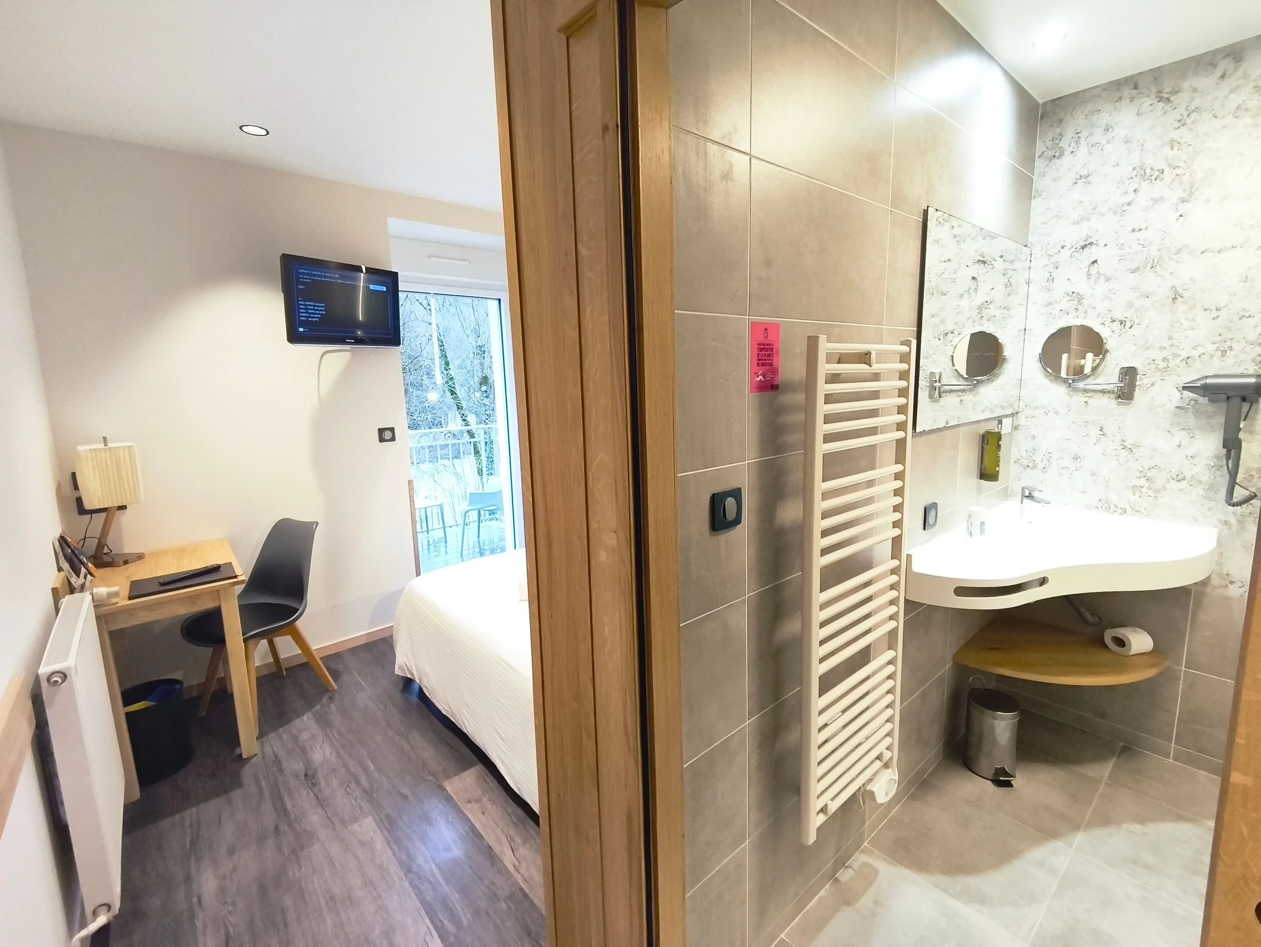 Chambre moderne avec salle de bain et bureau