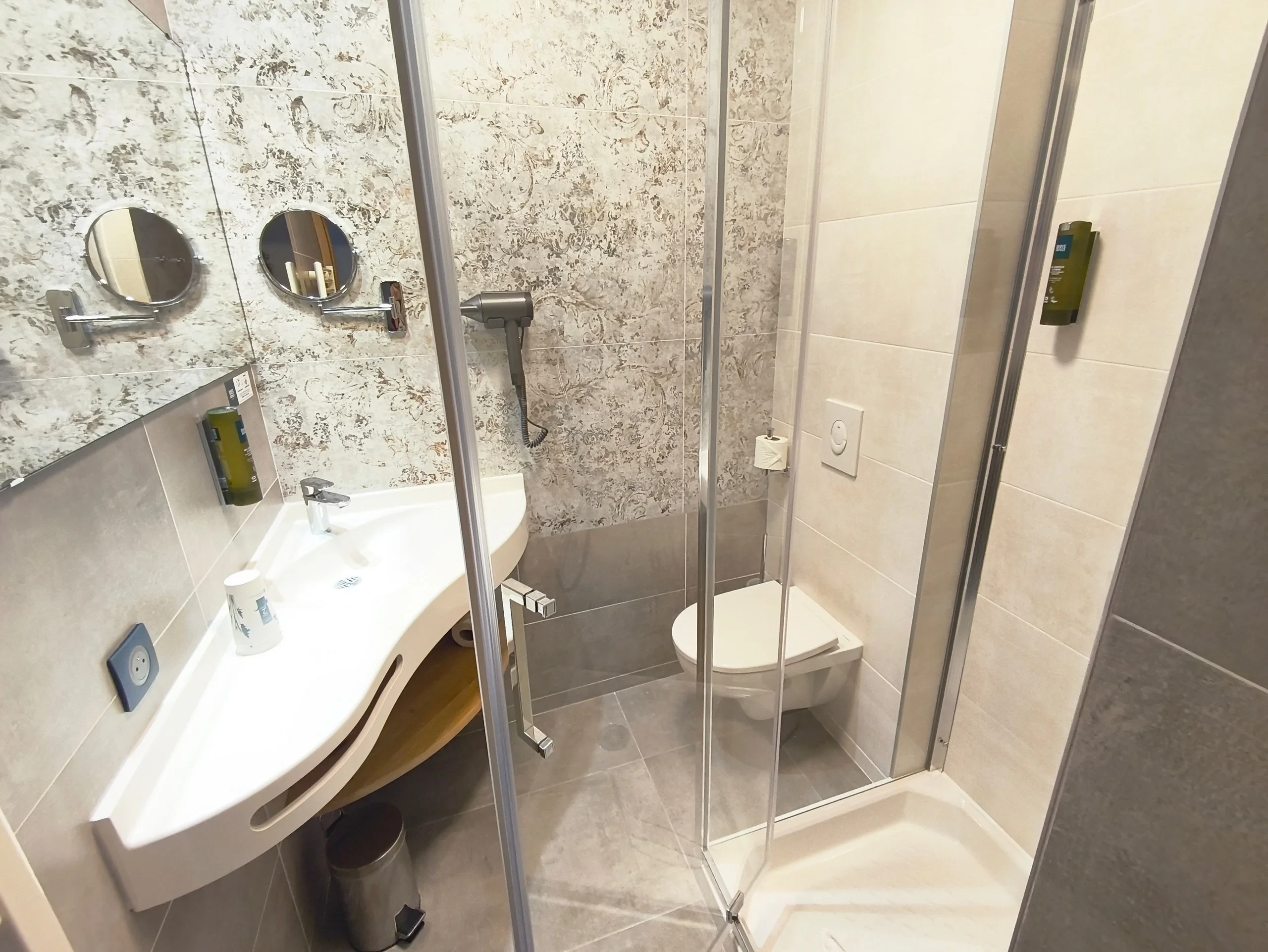Salle de bain moderne avec douche vitrée et lavabo