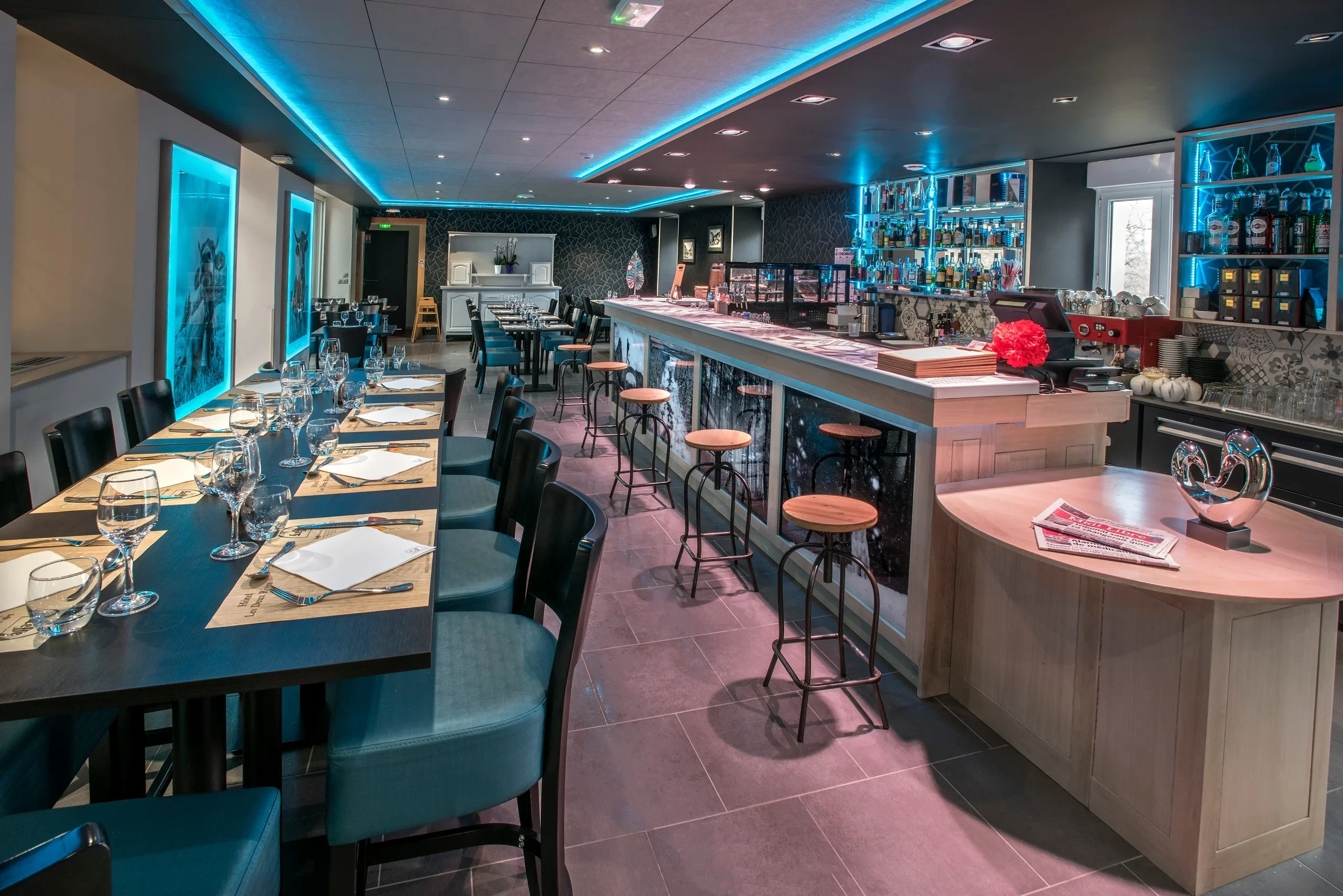 Intérieur d'un bar restaurant moderne et élégant