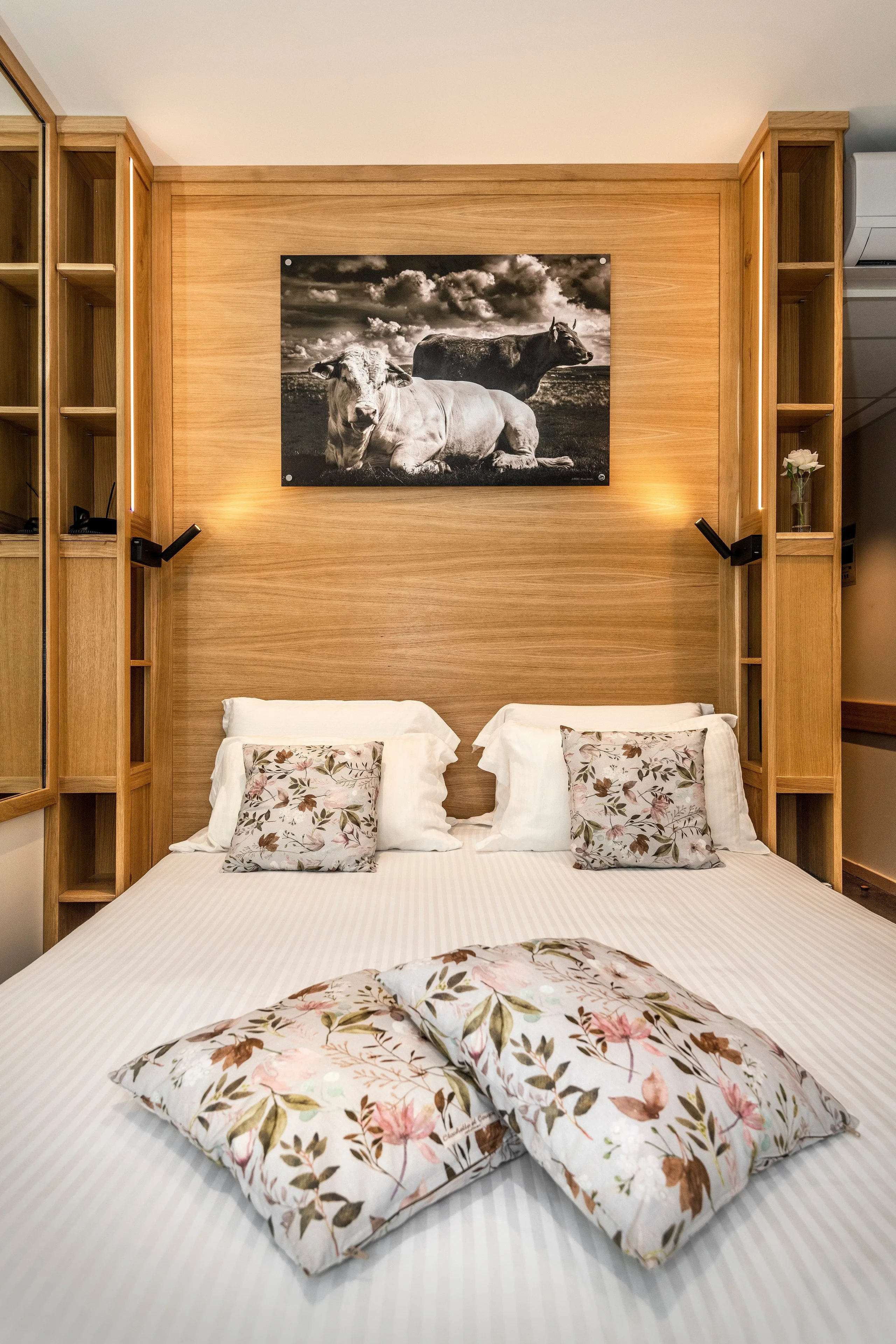 Chambre moderne avec lit et décoration florale