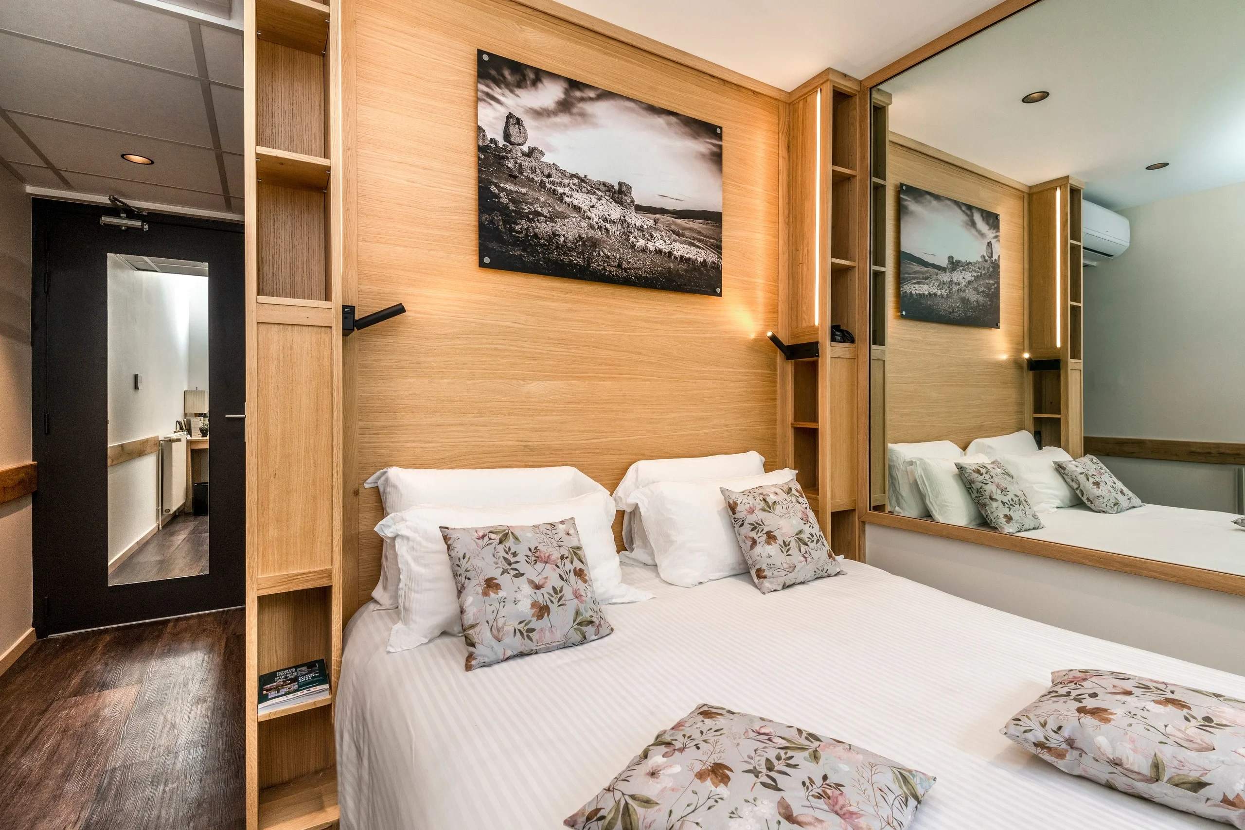 Chambre moderne avec lit et miroir