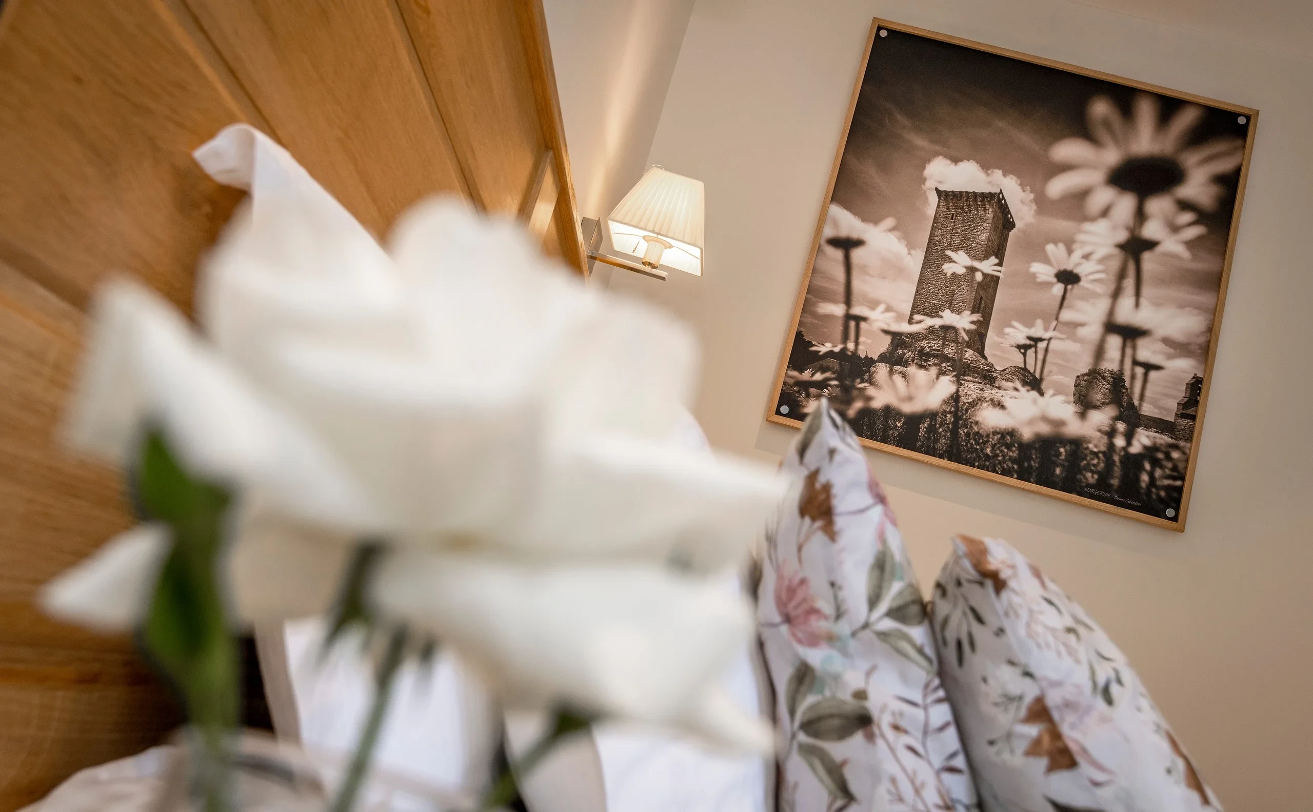 Intérieur cosy avec tableau et fleurs blanches