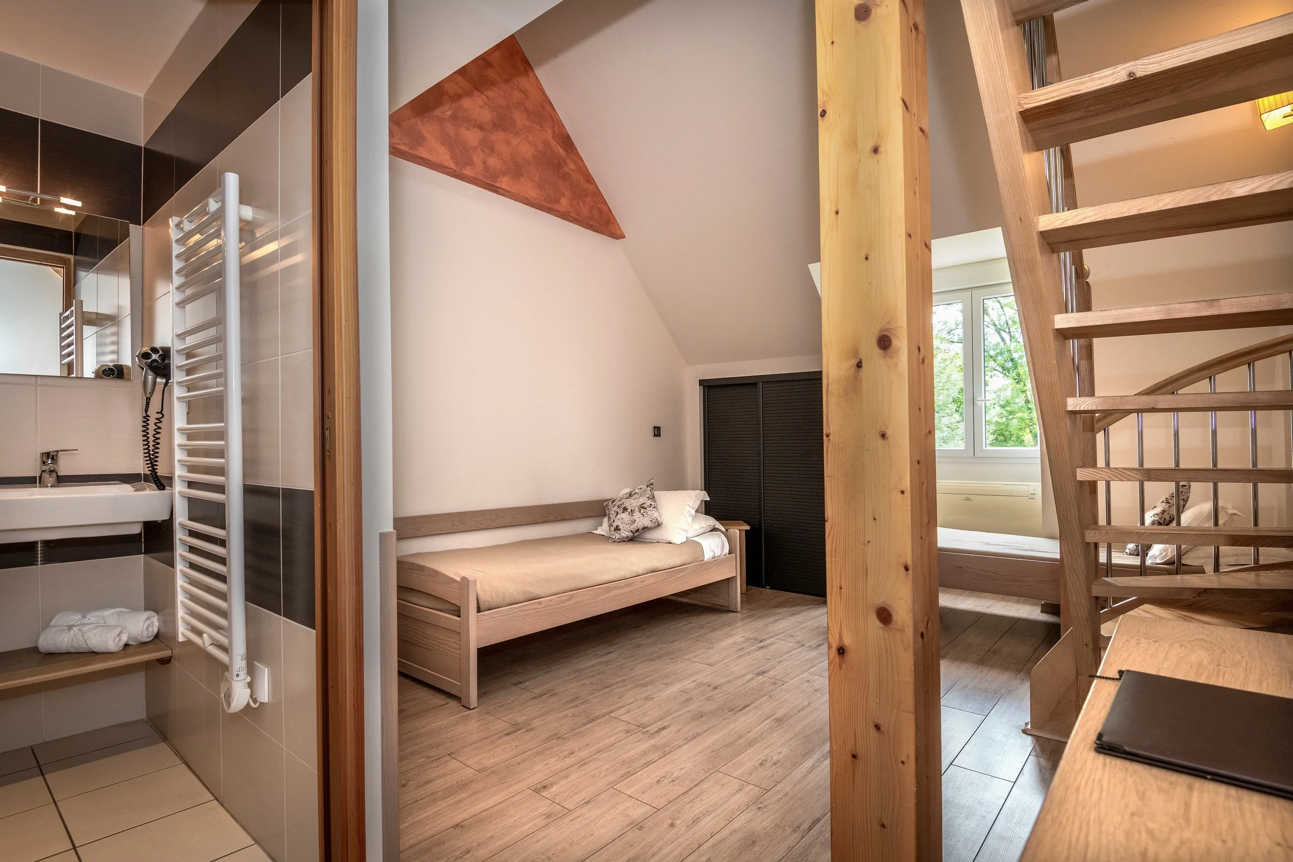 Chambre moderne avec escalier en bois