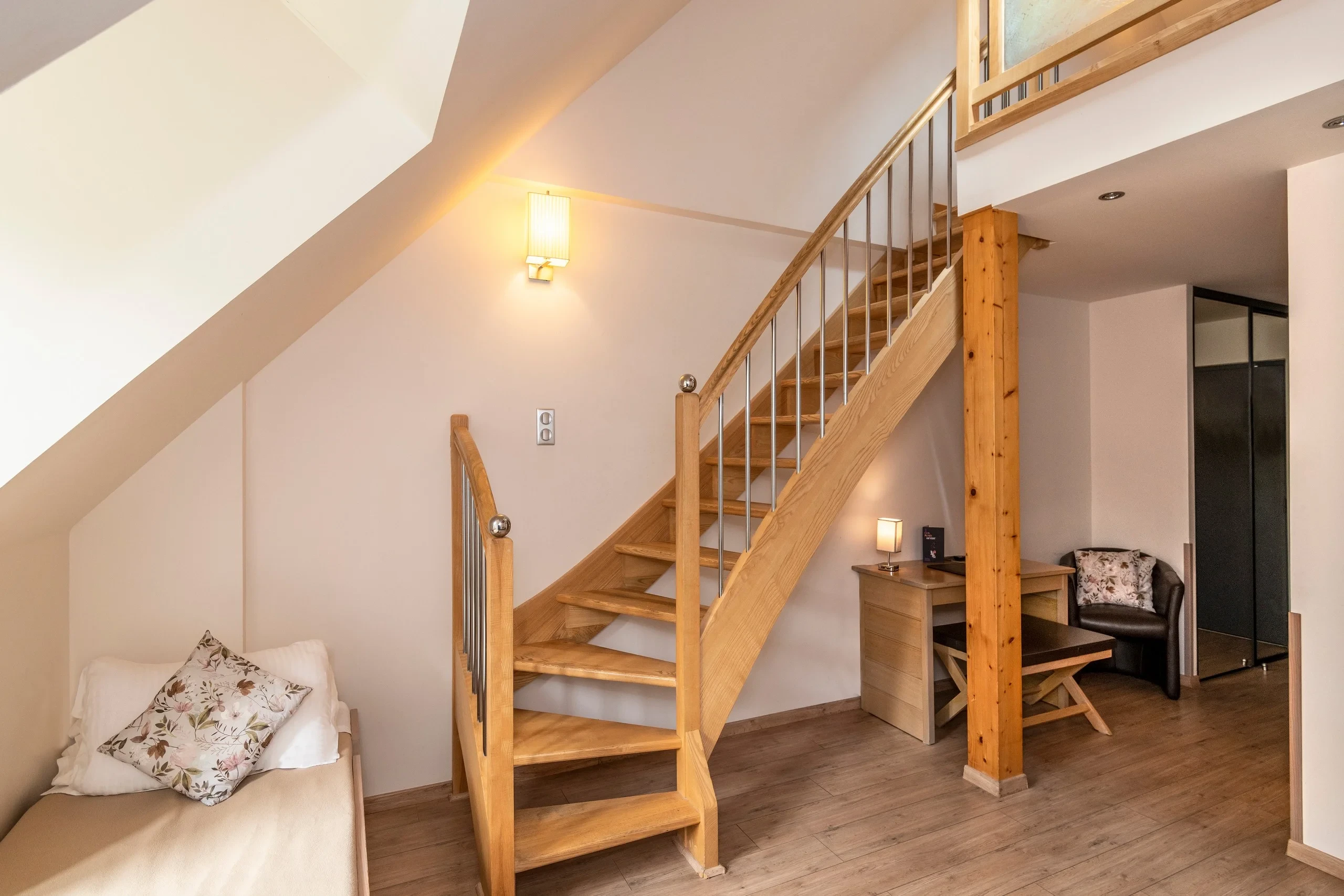 Escalier en bois avec mobilier moderne
