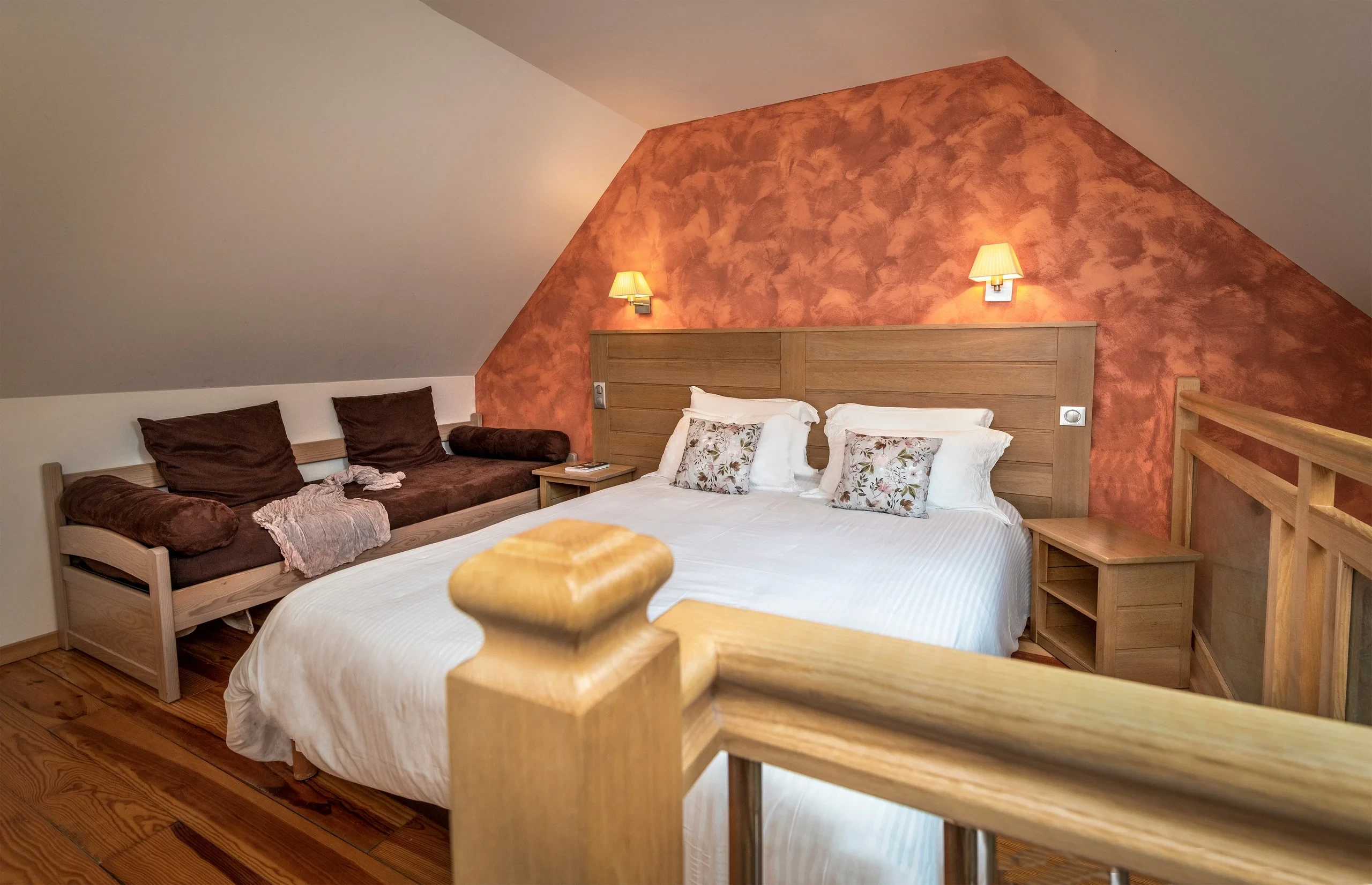 Chambre sous les combles avec lit double et canapé