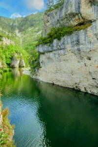 Rivière encadrée de falaises rocheuses végetalisées