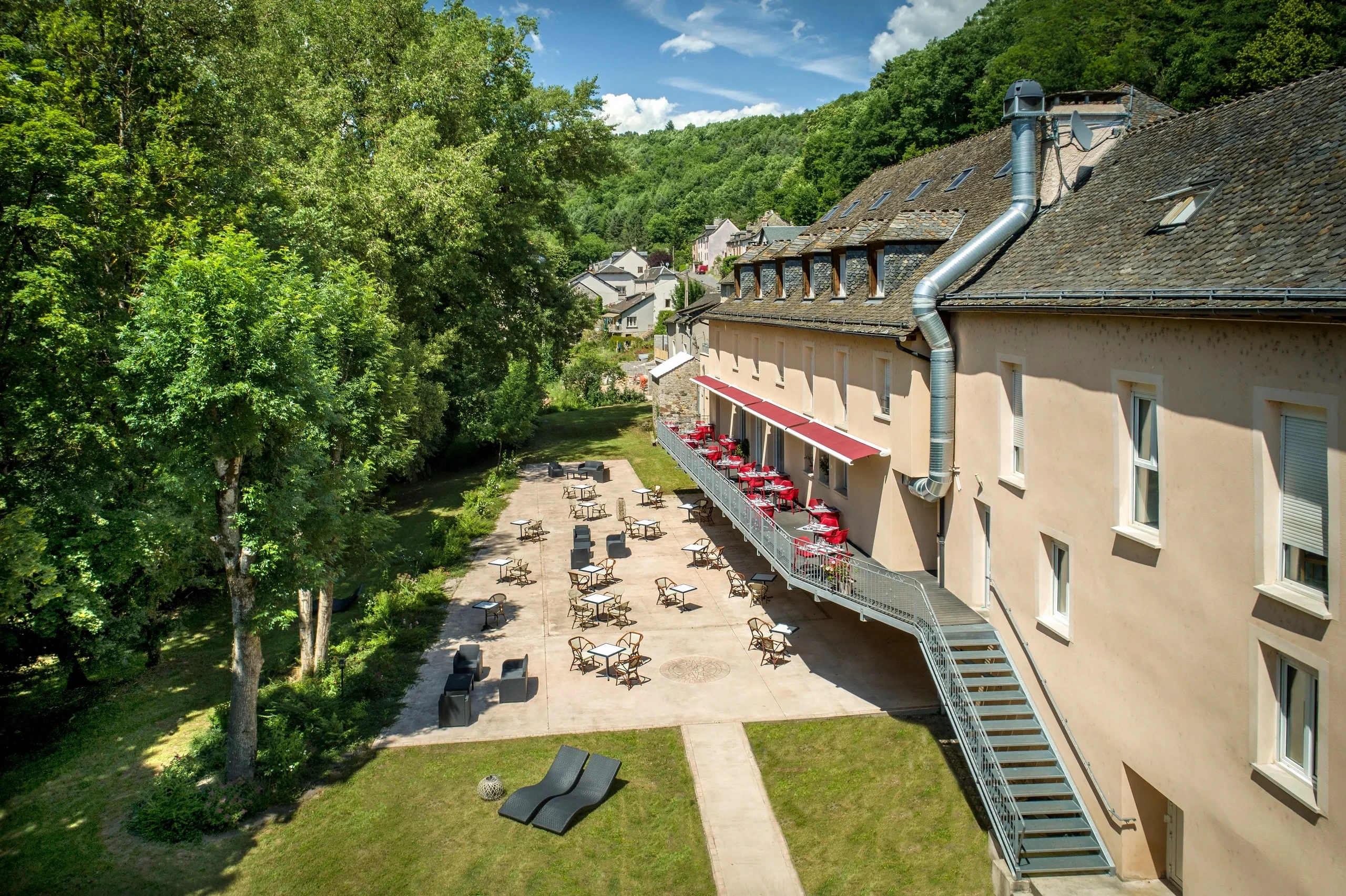 Bâtiment avec terrasse en campagne verdoyante