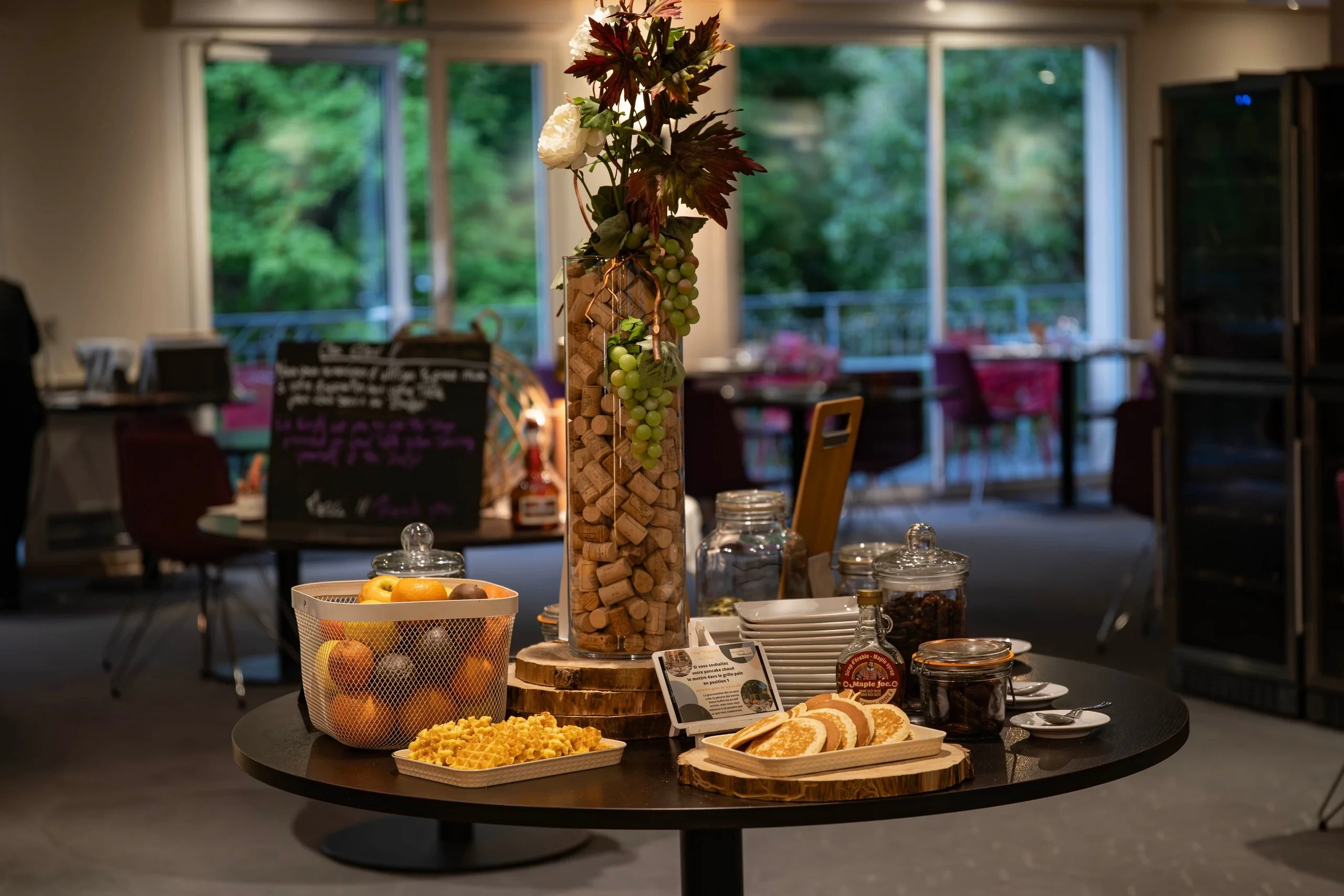 Table garnie de fruits et snacks dans un café