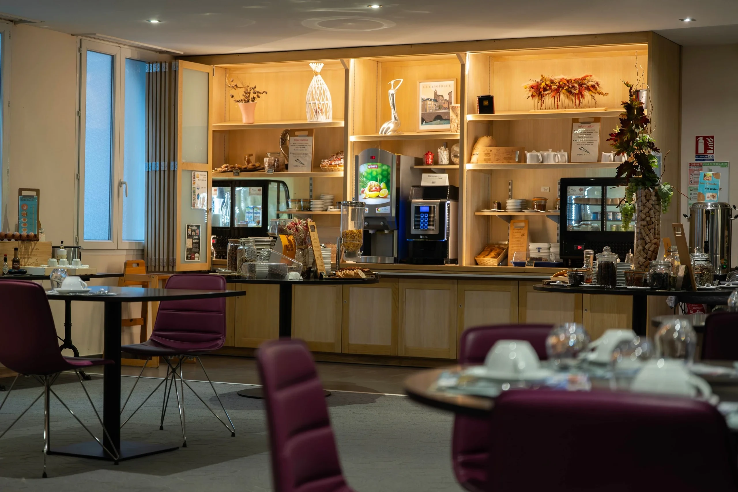 Intérieur café avec bar buffet et tables