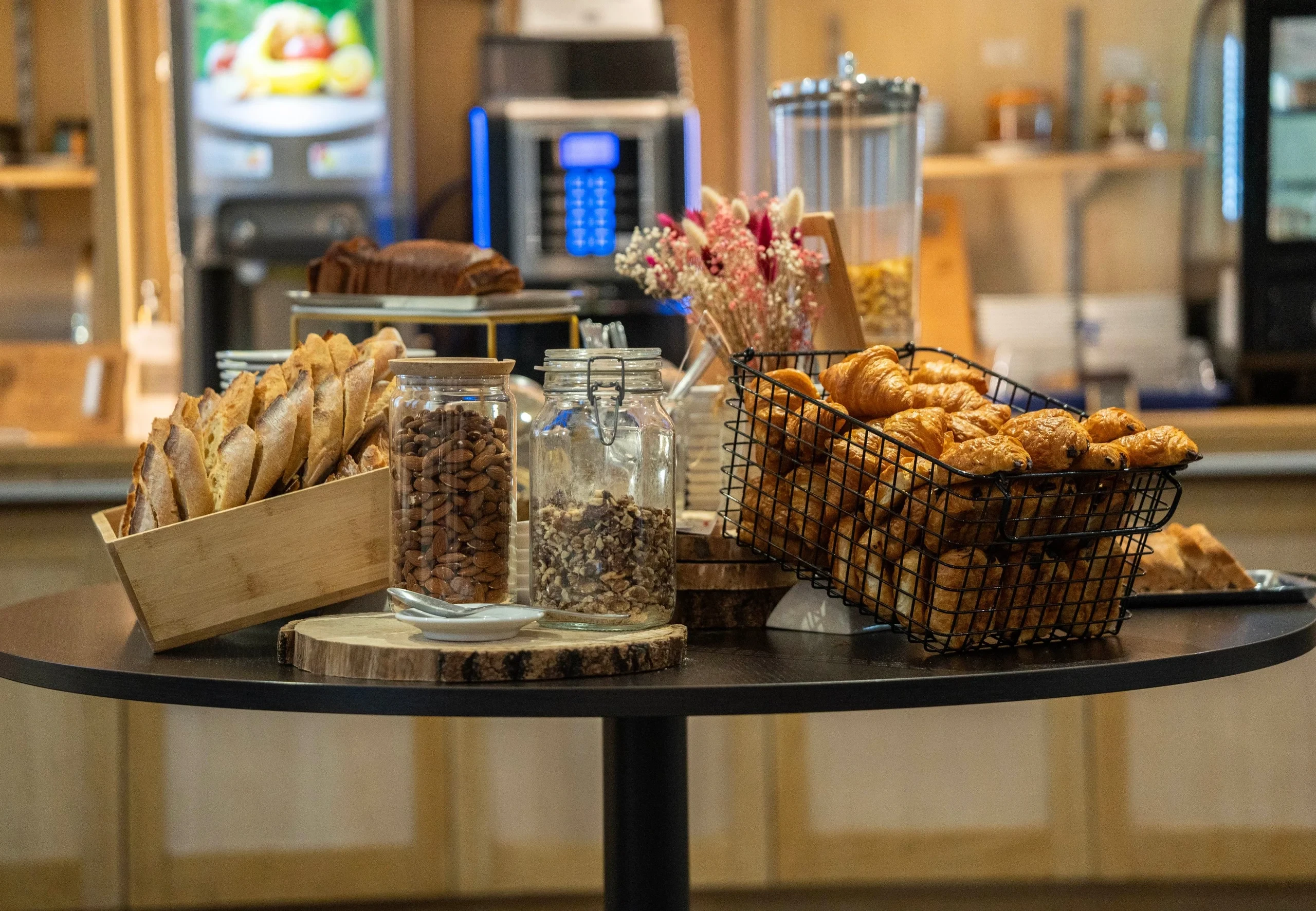 Assortiment de pains et croissants sur une table
