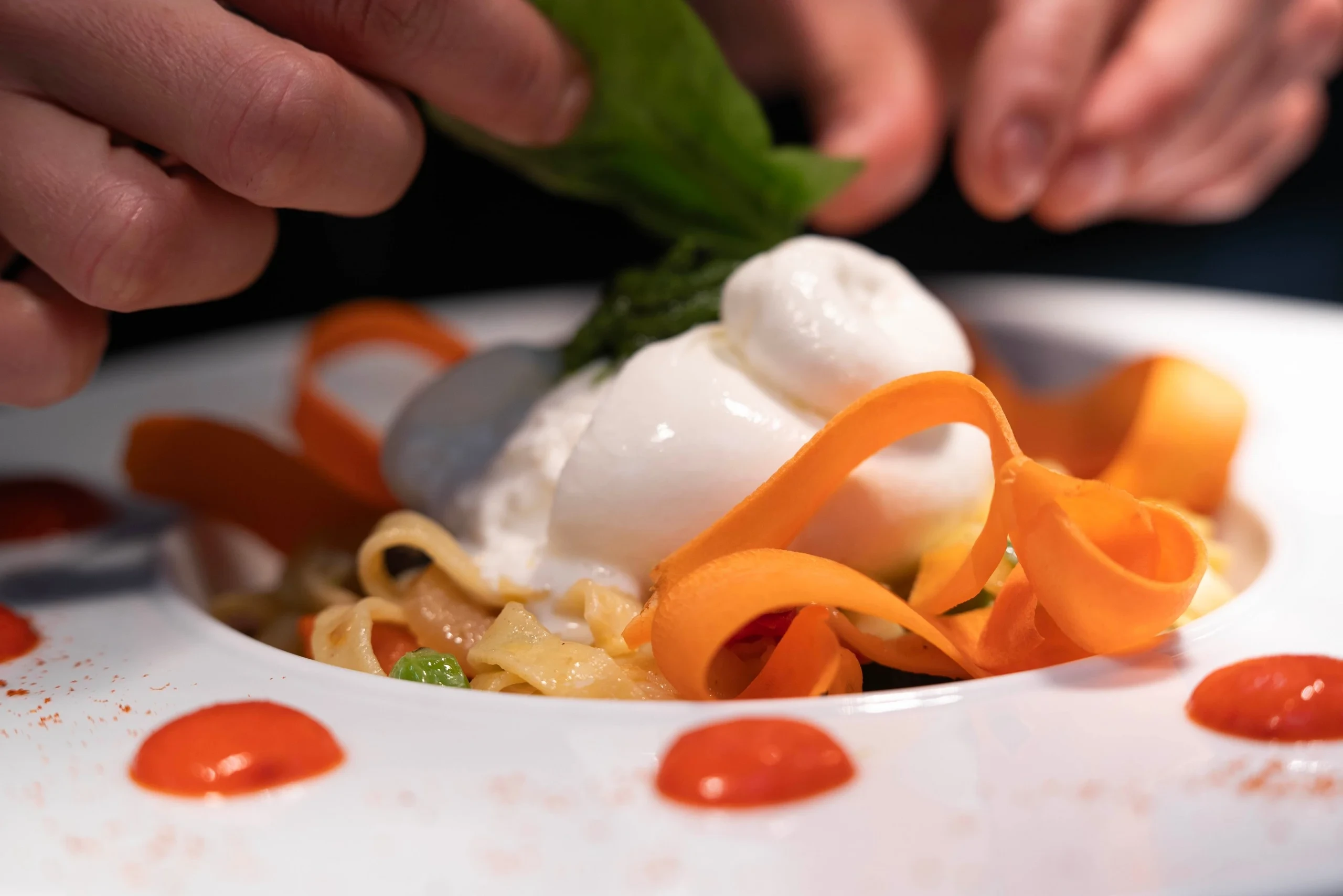 Assiette gourmande avec poivron farci et légumes colorés