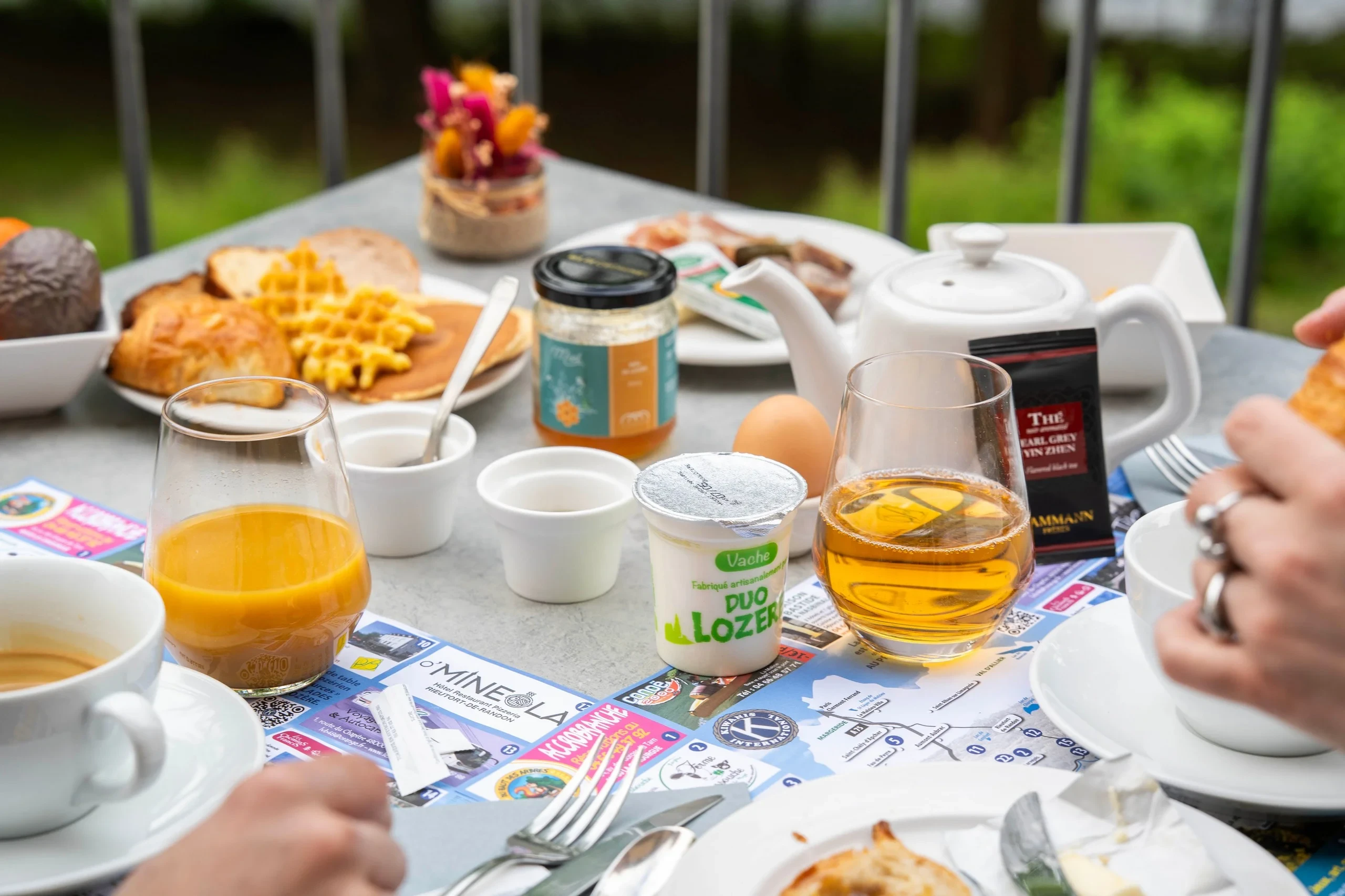 Petit-déjeuner varié sur une terrasse