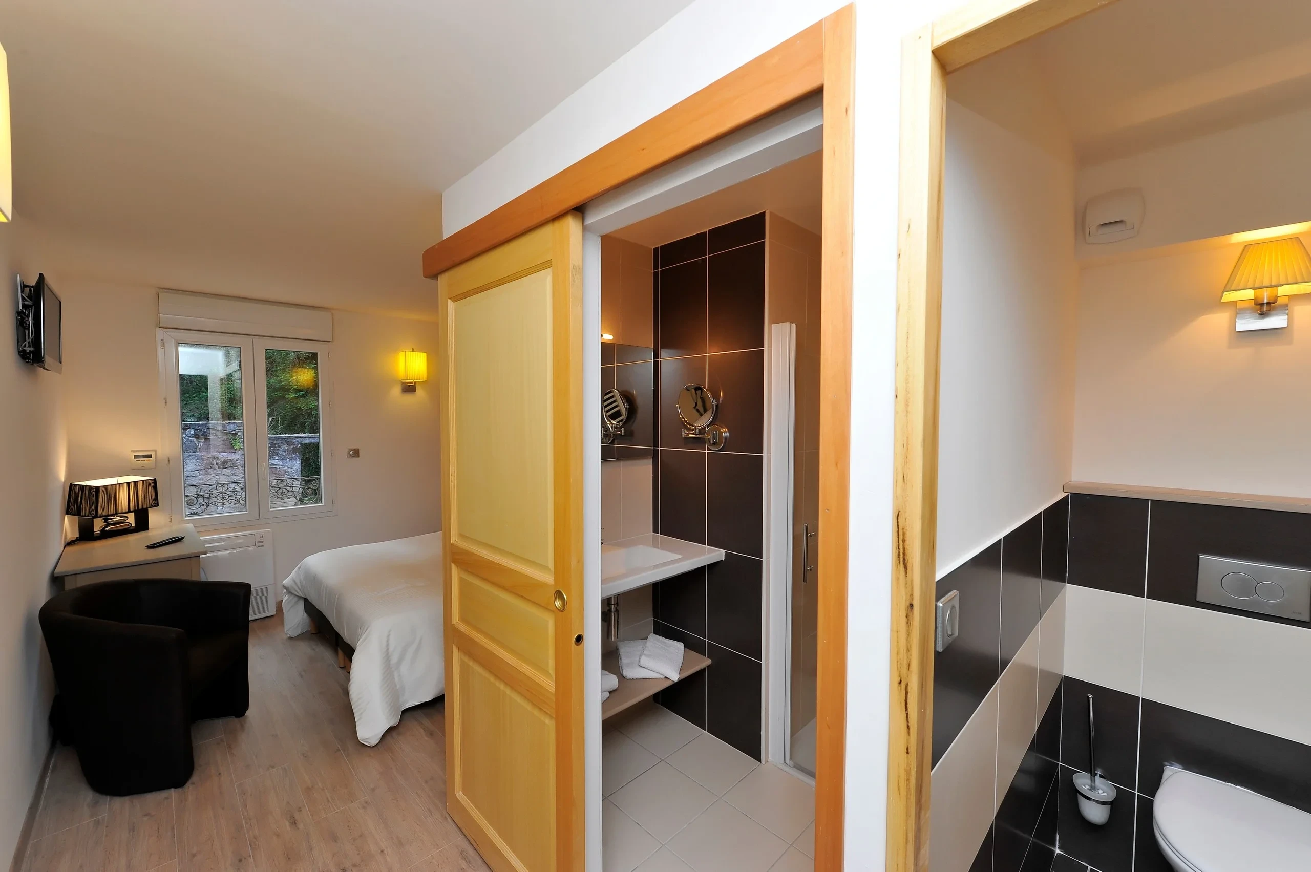 Chambre avec salle de bain ouverte