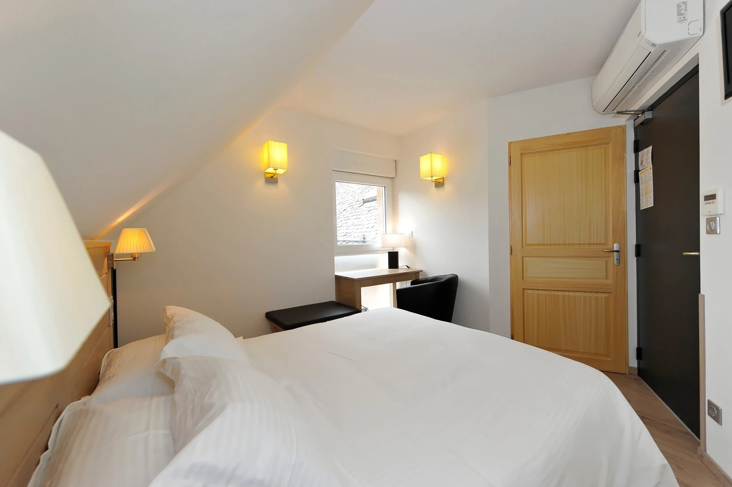 Chambre moderne avec lit et bureau