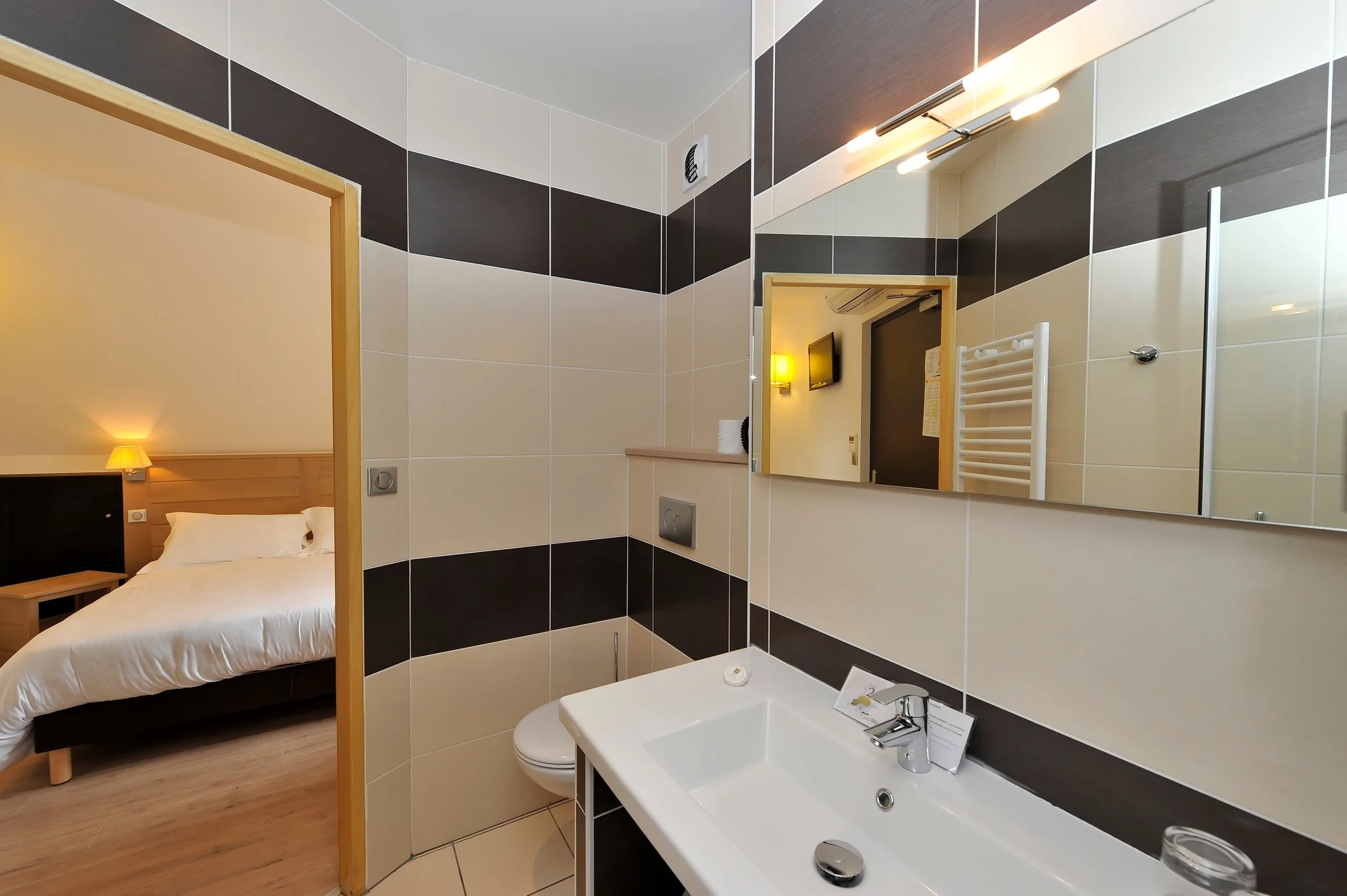 Salle de bain moderne avec miroir et chambre reflection