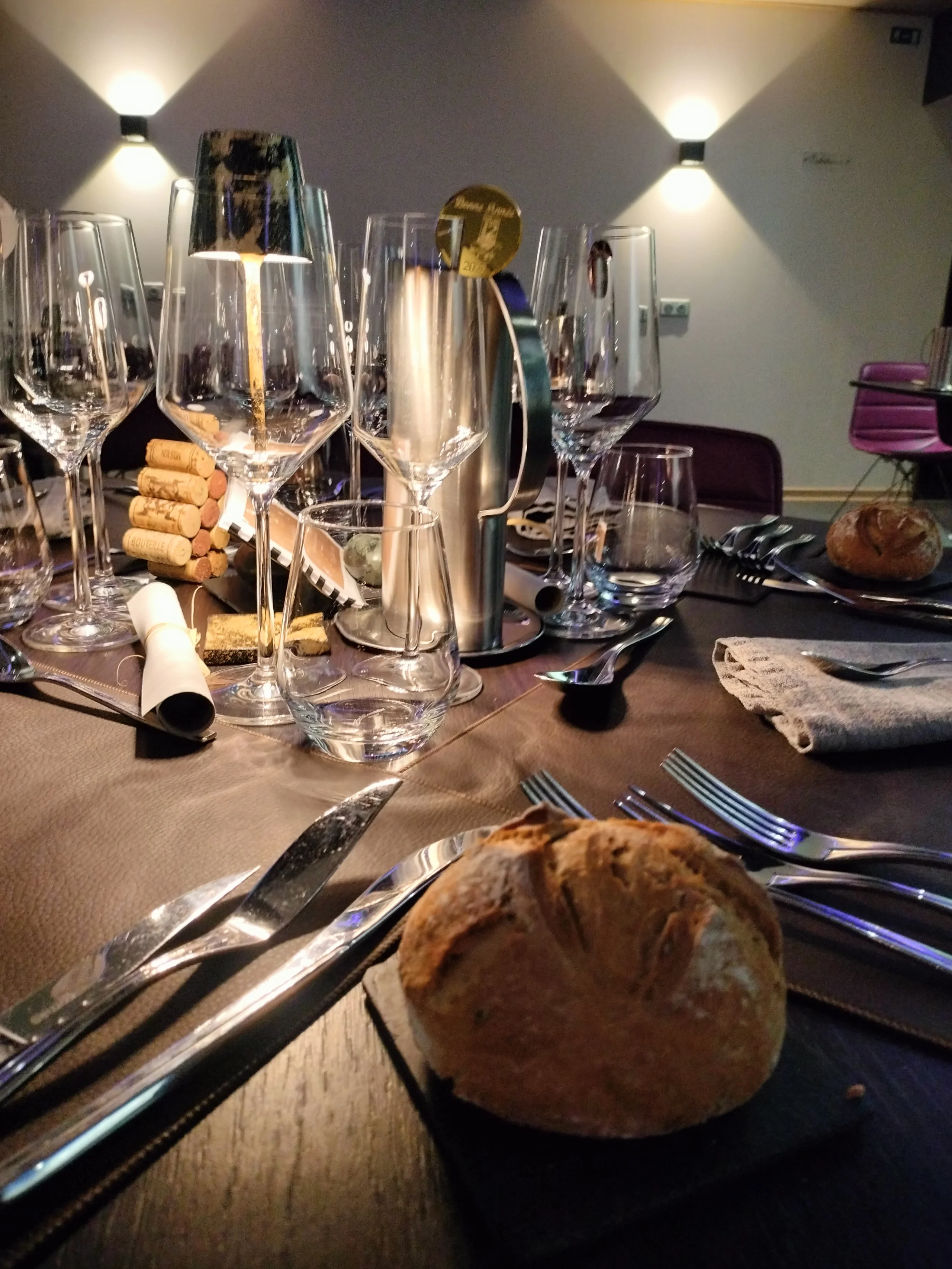 table dressée verres pain couvert restaurant