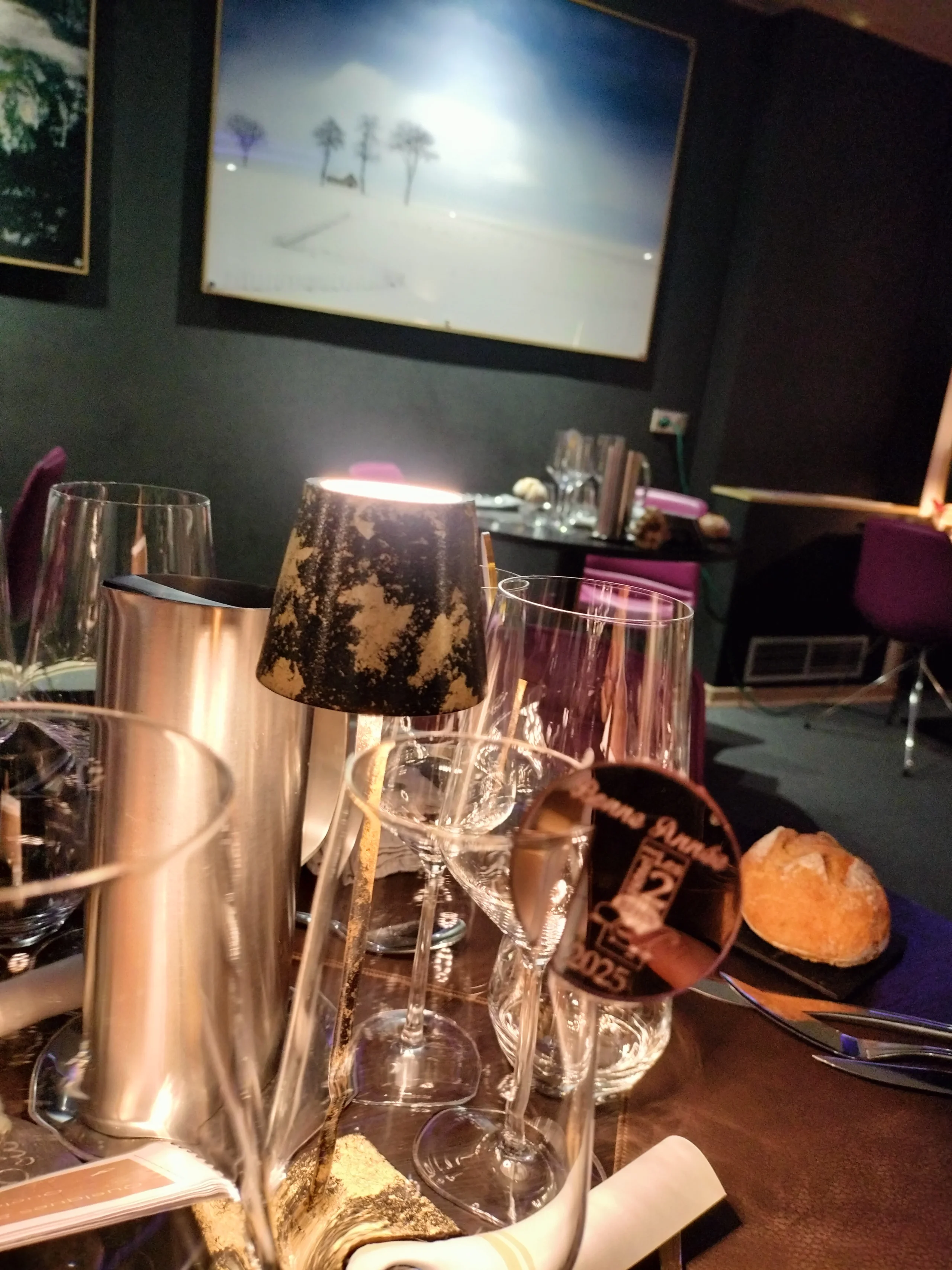 Table dressée avec verres à champagne et lumière tamisée