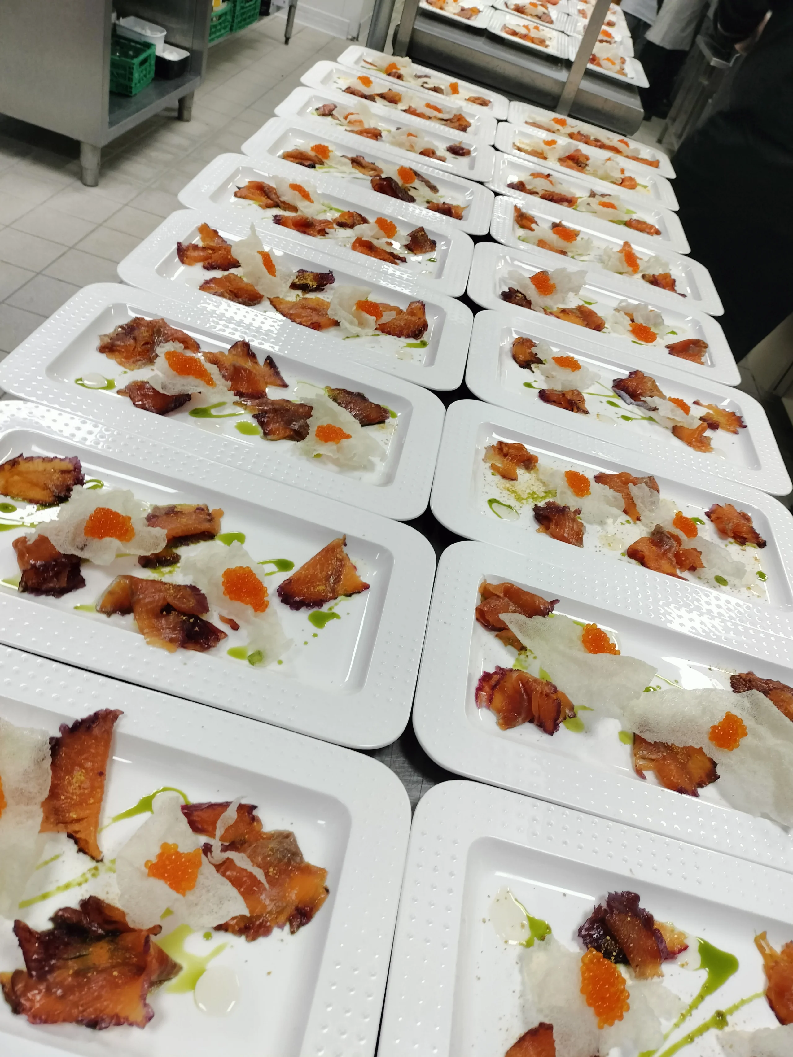 Assiettes de sashimi de saumon et caviar orange