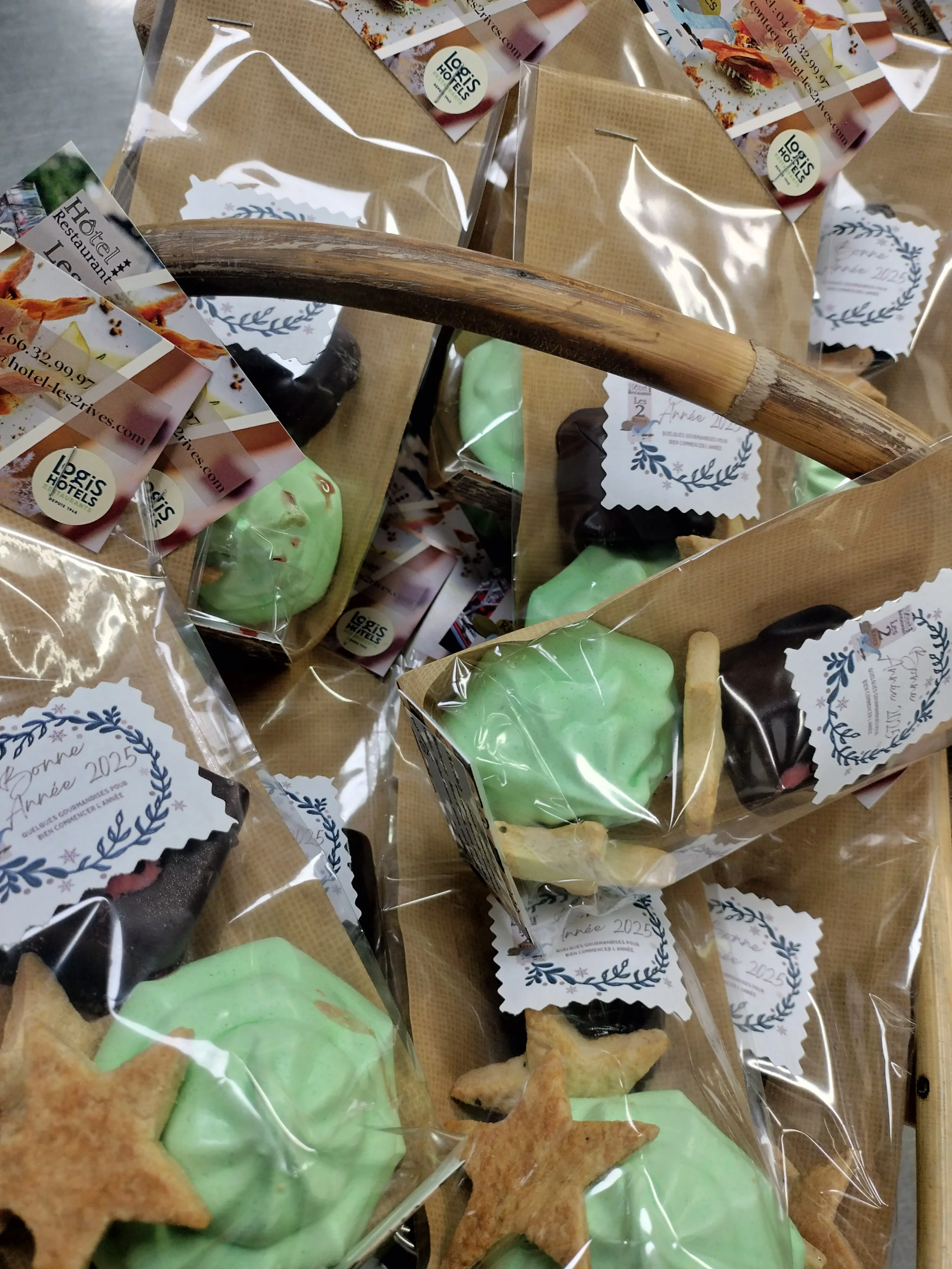 Sachets de bonbons gourmands transparents avec étiquettes